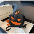 Borsa a tracolla a zucca nera con viso arancione e dettagli dorati per Halloween - Nero Arrabbiato