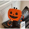 Borsa a tracolla a zucca arancione con viso jack-o'-lantern e ciondolo a pipistrello - Arancione Felice
