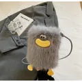 Détail du sac en peluche gris avec bouche de saucisse jaune et pieds sur tissu blanc - Gris Bleu