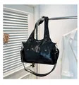 Borsa tote in ecopelle lucida nera con croce in metallo e catena in stile gotico chic - Nero