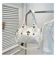 Borsa tote in ecopelle bianca con pendente a croce vintage e tracolla regolabile - Bianco
