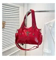 Grande borsa tote in pelle verniciata rossa con ciondolo a croce e catena argento - Rosso