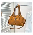 Borsa tote marrone in morbida pelle con ciondolo a croce vintage e cuciture trapuntate - Marrone