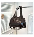 Grande borsa tote marrone scuro in ecopelle lucida con ciondolo a croce in argento - Caffè