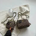 Elegante borsa a scatola in tweed marrone con catena e camelia dorata in due misure - Grande / Nero