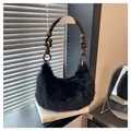 Bolso media luna de felpa negra con asa tejida marrón y detalles de cuentas de madera - Talla única / Negro