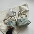 Mini borsa a scatola in tweed azzurro con ciondolo a fiore dorato e tracolla a catena - Grande / Blu