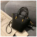 Bolso cubo negro con relieve de cocodrilo, herrajes dorados y asas elegantes - Talla única / Negro
