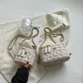 Mini borsa a scatola in tweed beige con catena dorata e ciondolo a forma di camelia - Grande / Bianco