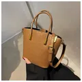 Bolso tipo cubo marrón con grabado de cocodrilo, herrajes dorados y correa ajustable - Talla única / Caqui