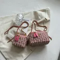Mini borse a tracolla in tweed rosa con camelia dorata su sfondo di blazer morbido - Grande / Rosa