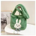 Bolso de peluche verde hierba con un bonito colgante de conejo en 3D para mujeres - Talla única / Verde