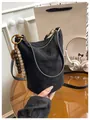 Sac seau en velours noir matelassé avec pompon en perles de bois et détails dorés - Avec Pendentif / Noir