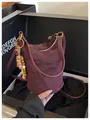 Sac seau en velours matelassé violet foncé avec charme perlé et garniture dorée - Avec Pendentif / Rouge