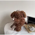 Detalle de bolso de hombro de perro de peluche marrón con correa de nailon ajustable - Marrón