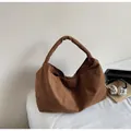 Grande borsa hobo in pelle scamosciata marrone con tracolla annodata per l'uso quotidiano - Marrone