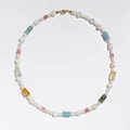 Detail van zoetwaterparels en gekleurde edelstenen op een zomerse ketting met gouden sluiting - Halsketting 4 (25J10) / 38+5cm / Multicolor Splicing
