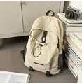 Detail eines cremefarbenen Nylon-Rucksacks mit Kordelzugtasche und schwarzen Netztaschen - Einheitsgröße / Gebrochenes Weiß