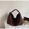Grande borsa tote marrone in pelle scamosciata con ampia tracolla integrata minimalista - caffè