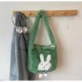 Borsa tote in peluche verde bosco con design coniglio bianco e gambe lunghe - Taglia unica / Verde