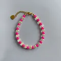 Détail du bracelet bohème en perles avec pierres roses, fermoir doré et pendentif cœur - Style de perles rondes rose rose et perles transparentes facettées / Taille unique / 17+3cm / Rose rosé
