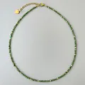 Detail van 2mm groene kralenketting met gouden hartbedel en handige verlengketting - 38+5cm / Groene kralen stijl (4) / Groen