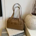 Braune Vintage-Tragetasche in minimalistischem Design mit matten Schultergurten - Braun