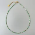 Dettaglio della collana di perline di cristallo verde 2mm con chiusura in oro 18k e cuore - Stile effetto agata verde (6)