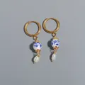 Orecchini in porcellana bianca e blu con perla d'acqua dolce e cerchio dorato - Stile Porcellana Blu e Bianca con Accenti Dorati