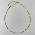 Dettaglio della collana di perline in pietra naturale da 2mm con cuore e chiusura - Stile multicolore verde oliva (7)