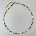 Dettaglio della collana di perle di cristallo 2mm con ciondolo a cuore dorato e chiusura - Stile color occhio di tigre (9)