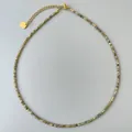 Vista dettagliata della collana di perline in pietra naturale oliva 2mm con chiusura oro - Stile sfumato verde militare (10)