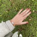Dettaglio di un bracciale di perle in pietra naturale arancione con una conchiglia - Bracciale con Conchiglia e Scaglie di Pietra Naturale