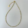 Dettaglio collana con perline di cristallo verde 2mm con ciondolo a cuore dorato e catena - Stile taglio verde oliva (11)