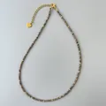 Dettaglio della collana di perle di cristallo da 2mm con chiusura dorata 18k e ciondolo a cuore - Stile sfaccettato grigio scuro (12)