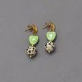 Boucles d'oreilles cœur en céramique vert pomme et perles de jaspe dalmatien dorées - Or/Vert Clair/Tacheté