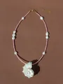 Detail van kralenketting met roze kralen, barokparels en witte zeeschelp hanger - Barok parel stekelige schelpketting / 38+5cm / Roze Kralen