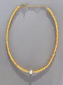 Detail van gele kralenketting met centrale parel en 18k vergulde karabijnsluiting - Helgeel Kralen Stijl (4)