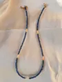 Detail van kleurrijke edelsteen kralenketting met witte parel en 18k vergulde sluiting - Blauw Kralen Stijl (6)
