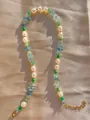 Detail van de bohemian ketting met gekleurde stenen, parels en gouden karabijnsluiting - Blauw Groen Steen Patchwork
