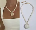 Elegante ketting van natuurlijke zoetwaterparels met een grote schelphanger van zeeschelp - Klassieke Parelstijl / 38+5cm / Parelwit