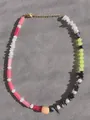 Dettaglio della collana di perline miste con pietre naturali colorate e perle d'acqua dolce - Stile Pietra Rosa Verde Nero