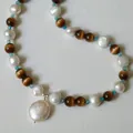 Collier de perles baroques et œil de tigre Maillard avec accents de cristal bleu - Oeil de Tigre avec Pendentif Perle / 38+5cm / Brun & Blanc & Bleu