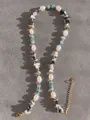 Dettaglio della collana boho con pietre irregolari, perle e chiusura a moschettone dorata - Stile Pietra Bianco Blu Oro
