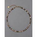 Collier de perles vintage avec œil de tigre et breloque cœur sur fond gris - Pierre Naturelle Oeil de Tigre avec Entretoise / 38+5cm / Mélange Multicolore