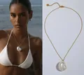 Minimalistische gouden ketting met een parelmoer witte schelphanger voor vrouwen - Reguliere Kettingstijl / 45+5cm / Goud