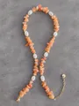 Dettaglio macro della collana boho con pietre grezze arancioni e perle bianche - Collana Perle Stile Agata Rossa