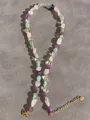 Dettaglio di perline in pietre naturali colorate con chiusura a moschettone dorata - Purple Pink Green Stone