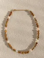 Dettaglio di perle in pietra irregolare con perle e chiusura a moschettone dorata - Vintage Brown White Beaded