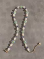 Vue détaillée de perles baroques et verre floral sur une chaîne en or 18 carats - Fleur Bleue / 38+5cm
